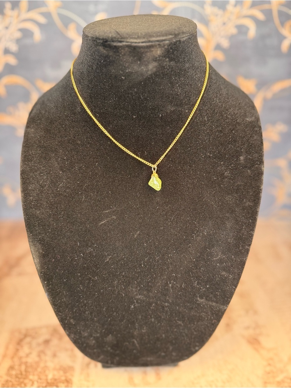 Vintage Green Stone Pendant Necklace Gold Tone Chain Unmarked Lot A5